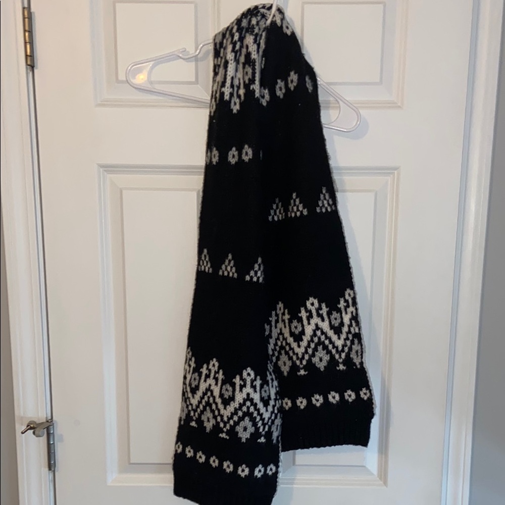 Old Navy Black and White Knit Scarf